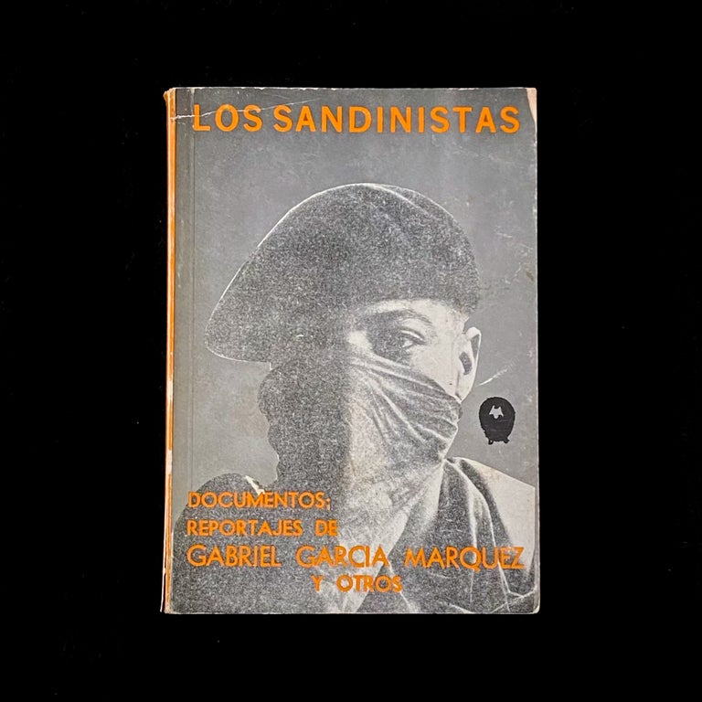 Item #6227 Los Sandinistas. Gabriel García Márquez, Carlos Agudelo, preface.